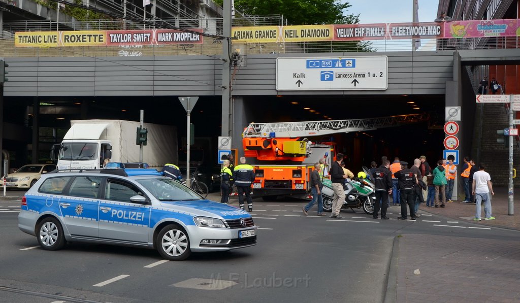 Einsatz BF Koeln Tunnel unter Lanxess Arena gesperrt P9756.JPG - Miklos Laubert
